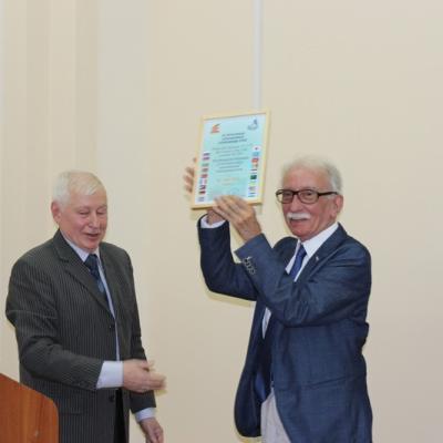 Вручение Х. Кури сертификата почётного профессора клуба